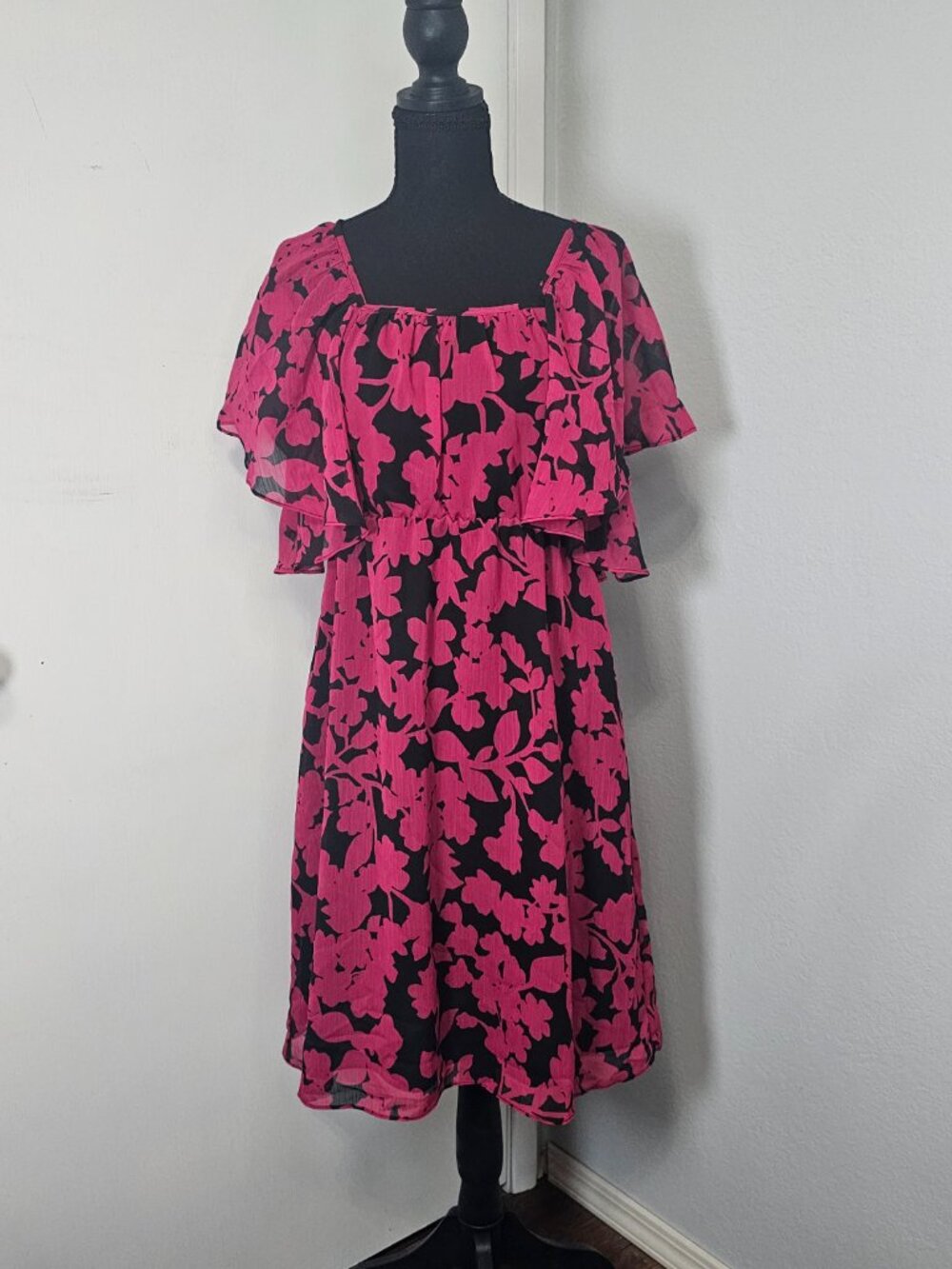 Shoshanna Fuchsia & Black Floral Ruffle Flutter Sleeve Dress - Size Small - Picture 2 of 6